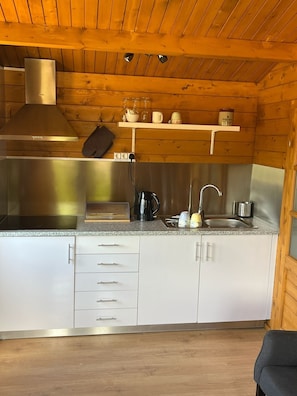 Fridge, microwave, oven, stovetop - Chalet 'Valley View' with Shared Pool, Shared Garden and Wi-Fi (Alvorninha)
