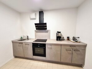 Wasserkocher mit Kaffee-/Teezubehör, Kühlschrank, Ofen, Herdplatte