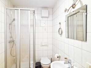 Shower, hair dryer, towels, toilet paper - Vrbo Property (Jena)