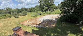 Outdoorsman's hunting-fishing 2-bedroom oasis near Pleasanton Kansas.