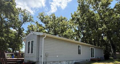 Outdoorsman's hunting-fishing 2-bedroom oasis near Pleasanton Kansas.