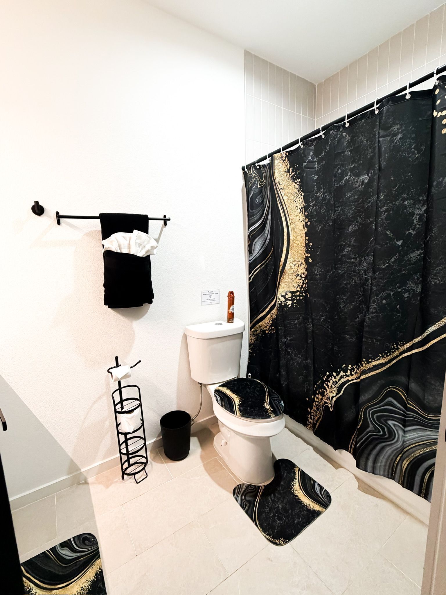 Handtücher, Seife, Shampoo, Toilettenpapier