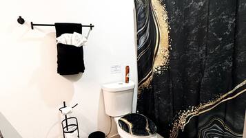 Handtücher, Seife, Shampoo, Toilettenpapier