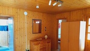 Ein Holzinterieur mit Schrank, Spiegel und Kleiderschrank.