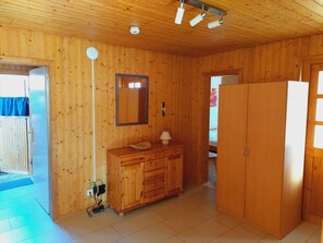 Ein Holzinterieur mit Schrank, Spiegel und Kleiderschrank.