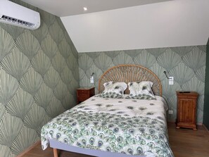 3 habitaciones, tabla de planchar con plancha y cuna de viaje