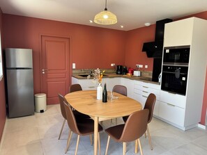 Coffee/tea maker, fridge, microwave, oven