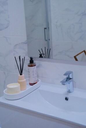 Haartrockner, Bidet, Handtücher, Toilettenpapier