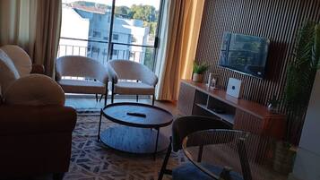 Apartment, 2 Schlafzimmer, barrierefrei, Stadtblick | Wohnbereich