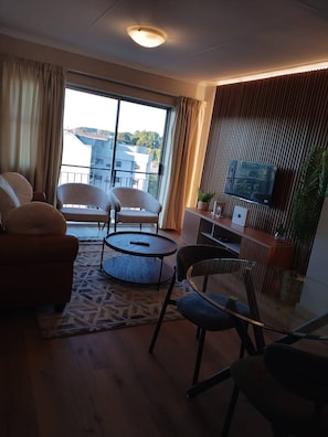 Apartment, 2 Schlafzimmer, barrierefrei, Stadtblick | Wohnbereich