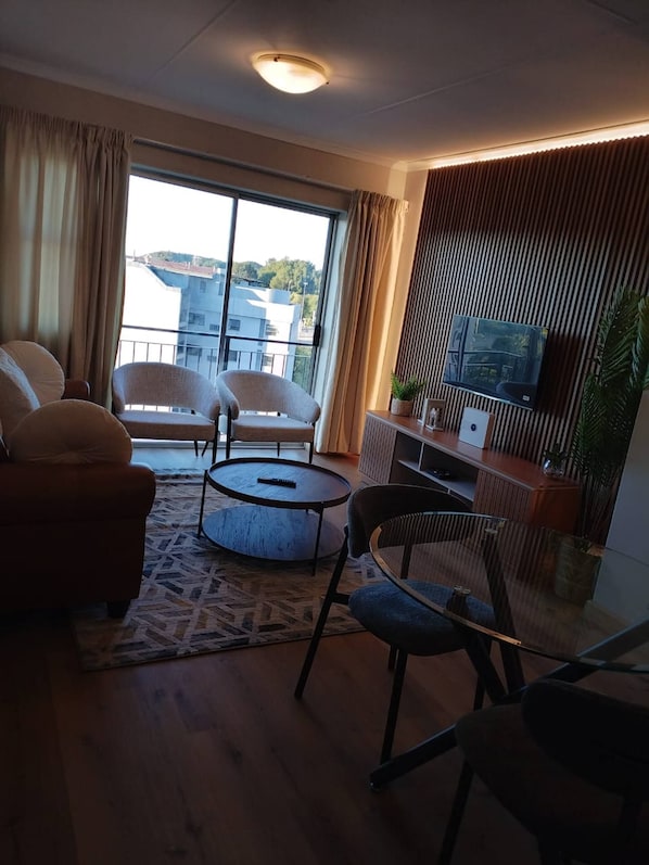 Appartement, 2 chambres, accessible aux personnes à mobilité réduite, vue ville | Coin séjour
