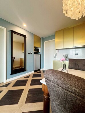 Eine moderne Küche mit Mikrowelle, Kühlschrank und Spüle.