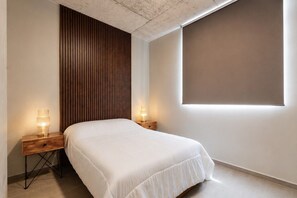 A bedroom with a bed, two bedside tables, and a window. - ¡A pasos de Fundidora! 5 huéspedes, Seguridad 24/7 (Monterrey)