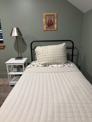 3 habitaciones, tabla de planchar con plancha, wifi y ropa de cama 