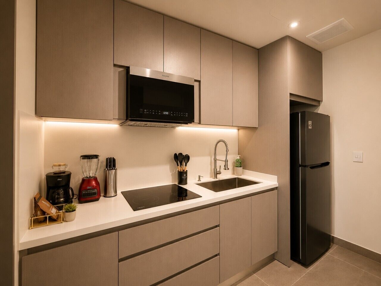 Coffee/tea maker, fridge, microwave, stovetop