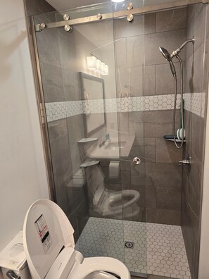Doccia, bidet, asciugamani, sapone