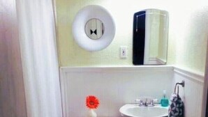 Ein Badezimmer mit Toilette, Waschbecken und Spiegel.