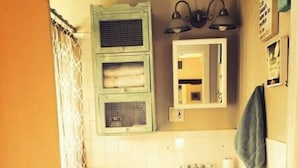 Un baño pequeño con inodoro, lavamanos y un armario.