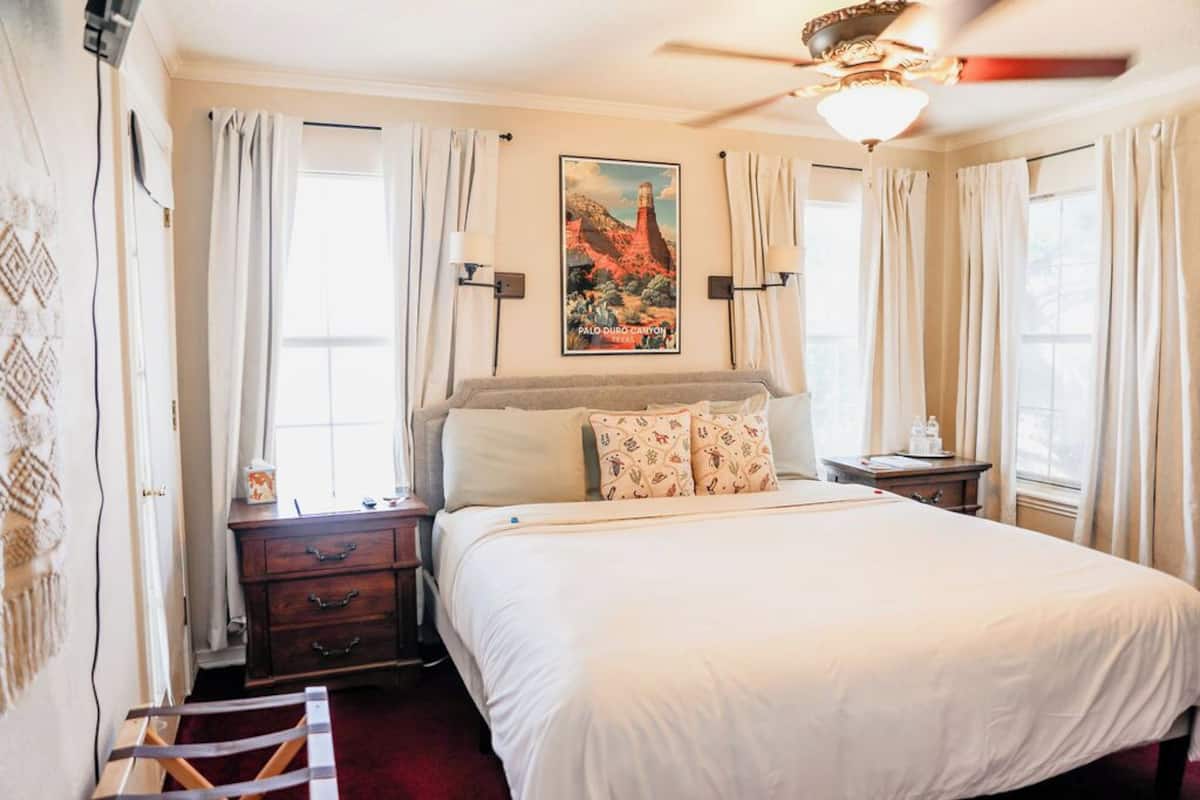 Double Room, City View | Soundproofing, iron/ironing board, WiFi (free)