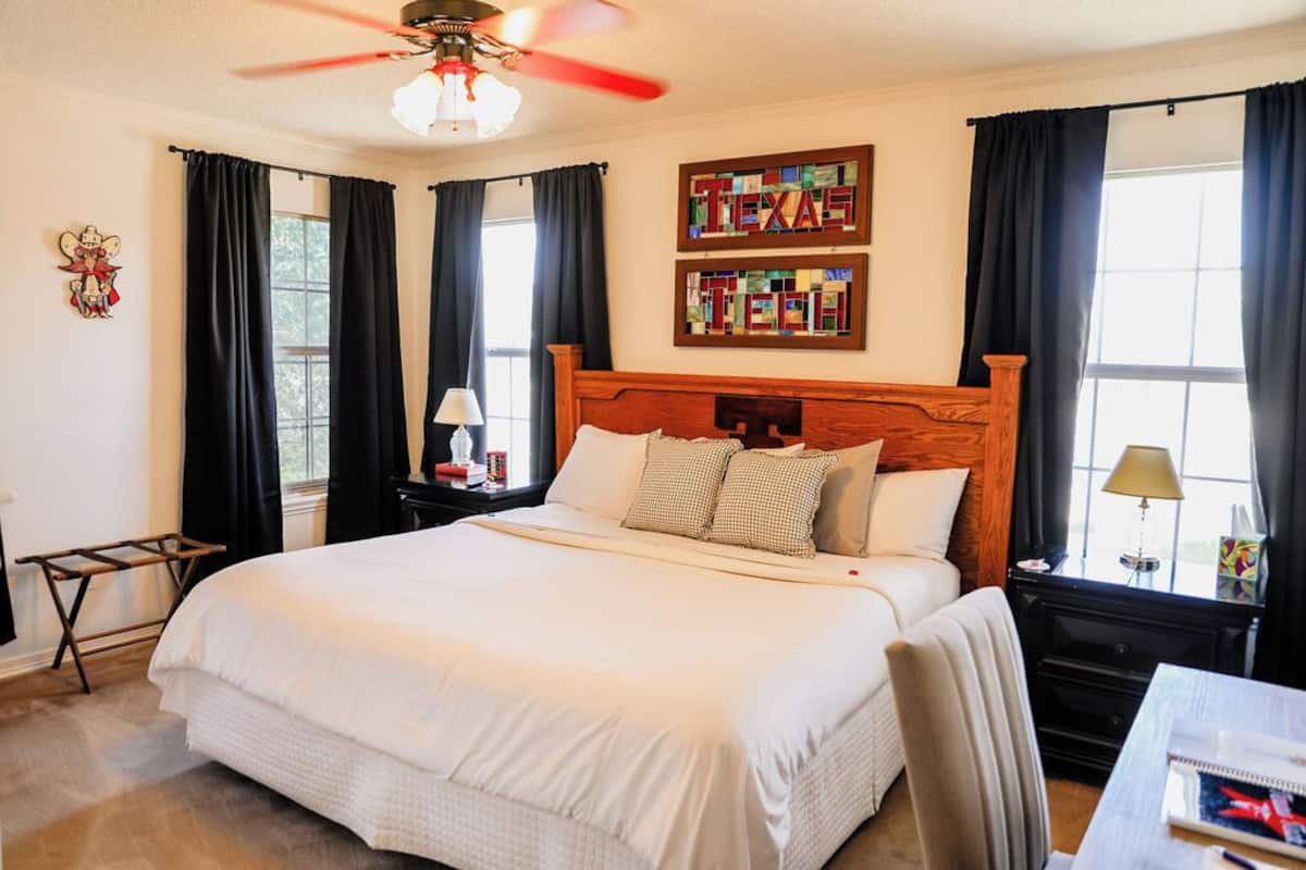 Double Room, City View | Soundproofing, iron/ironing board, WiFi (free)