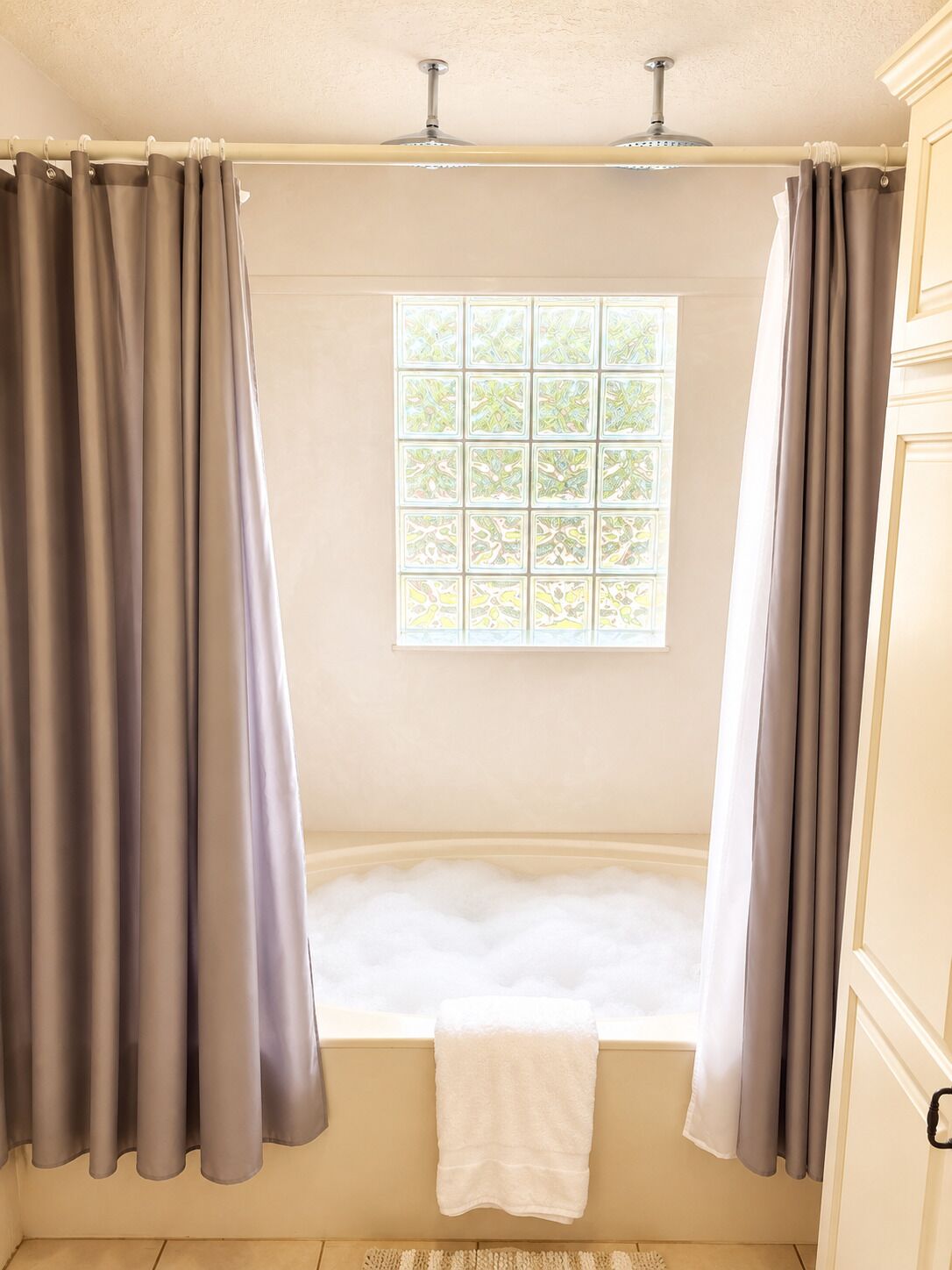 Suite monolocale Deluxe, balcone, vista piscina | Bagno | Asciugacapelli, accappatoio, asciugamani, sapone