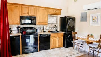Deluxe Studio Suite, Non Smoking, Balcony | Private kitchen | Shared microwave