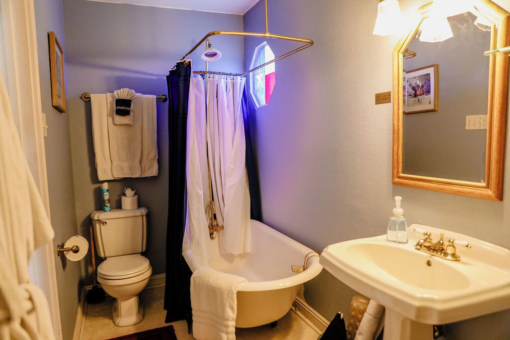 Ein Badezimmer mit Toilette, Badewanne und Waschbecken.