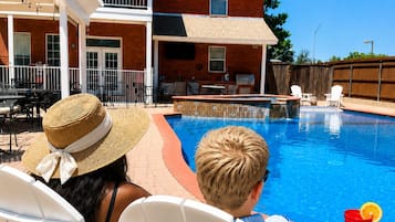 Piscine extérieure (ouverte en saison), parasols de plage