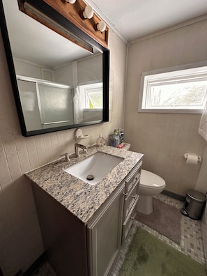 Een haardroger, een bidet, handdoeken, zeep