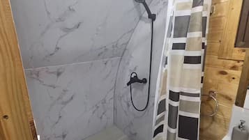 Douche, sèche-cheveux, serviettes fournies