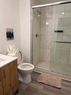 Bruser, håndklæder, Sæbe, Toiletpapir