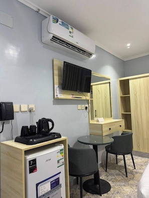 Premium bedding, minibar, laptop workspace, free WiFi