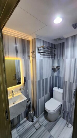 Shower, rainfall showerhead, free toiletries, hair dryer - Manazil Rud (Makkah)
