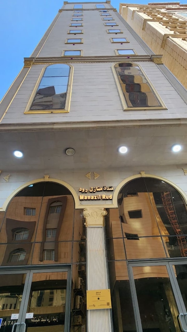 المنشأة من الخارج