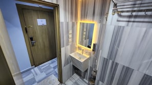 Shower, rainfall showerhead, free toiletries, hair dryer - Manazil Rud (Makkah)