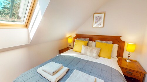Red Squirrel Lodge - hot tub in Cairngorms