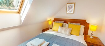 Red Squirrel Lodge - hot tub in Cairngorms