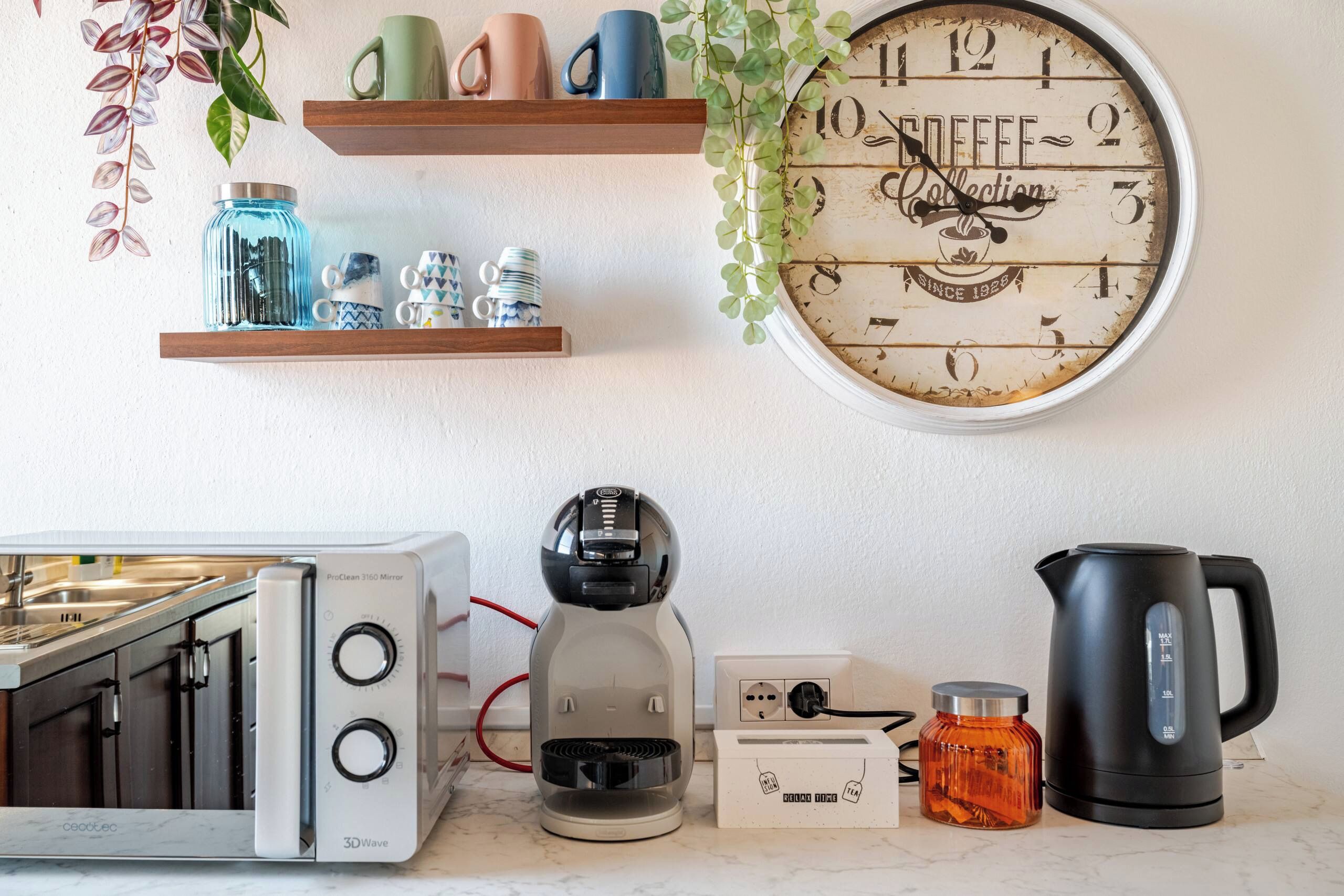 Een keuken met een koffiezetapparaat, waterkoker en een ProClean 3160 spiegel.