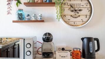 Een keuken met een koffiezetapparaat, waterkoker en een ProClean 3160 spiegel.