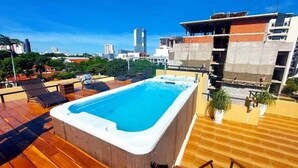 Una piscina al aire libre