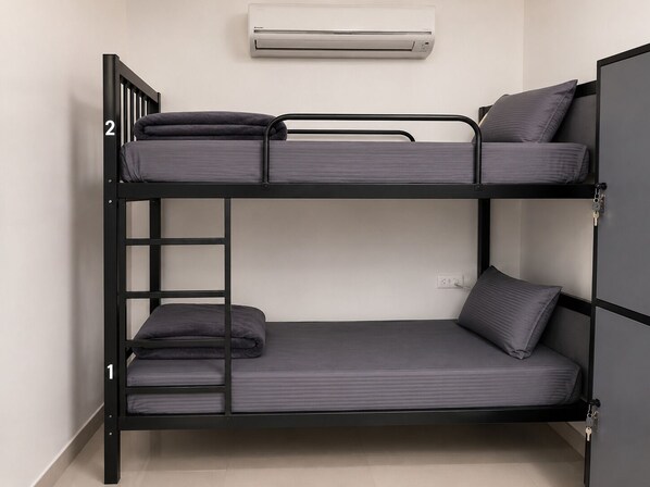 6 bedrooms, iron/ironing board, WiFi, bed sheets