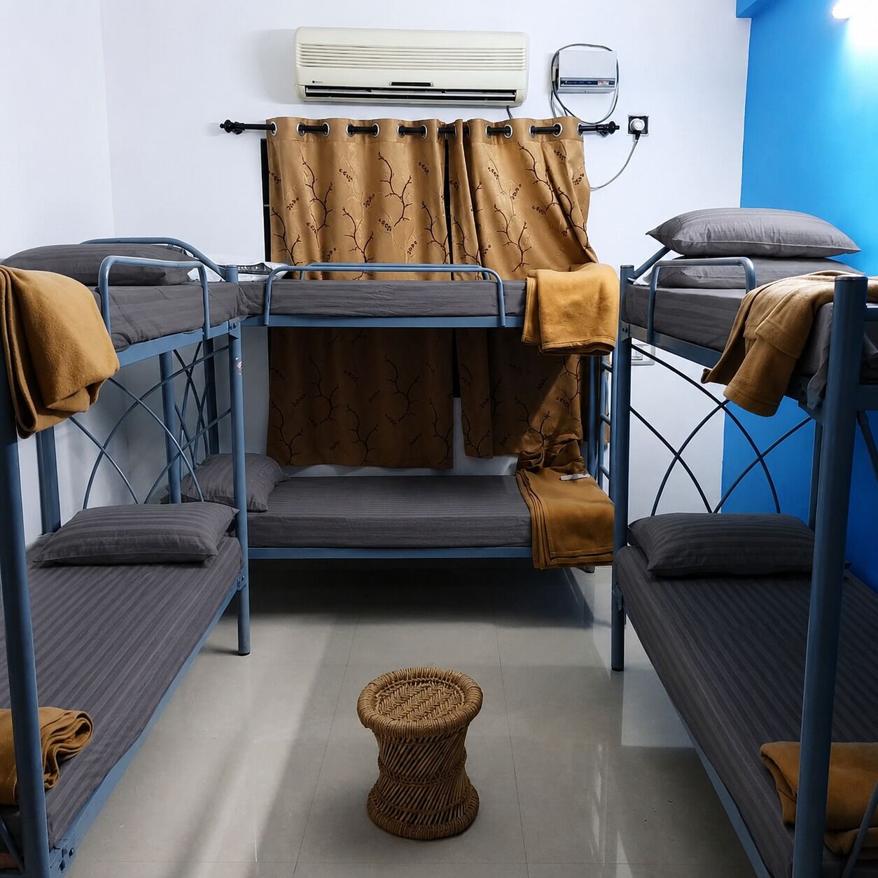 6 bedrooms, iron/ironing board, WiFi, bed sheets