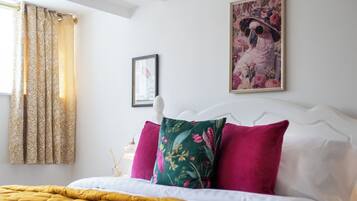 2 slaapkamers, een strijkplank/strijkijzer, internet, beddengoed