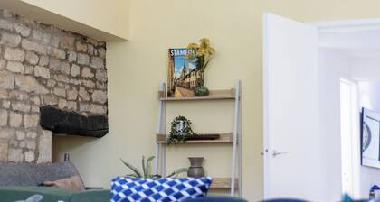 2-Bed Place w/ Large Courtyard in Stamford