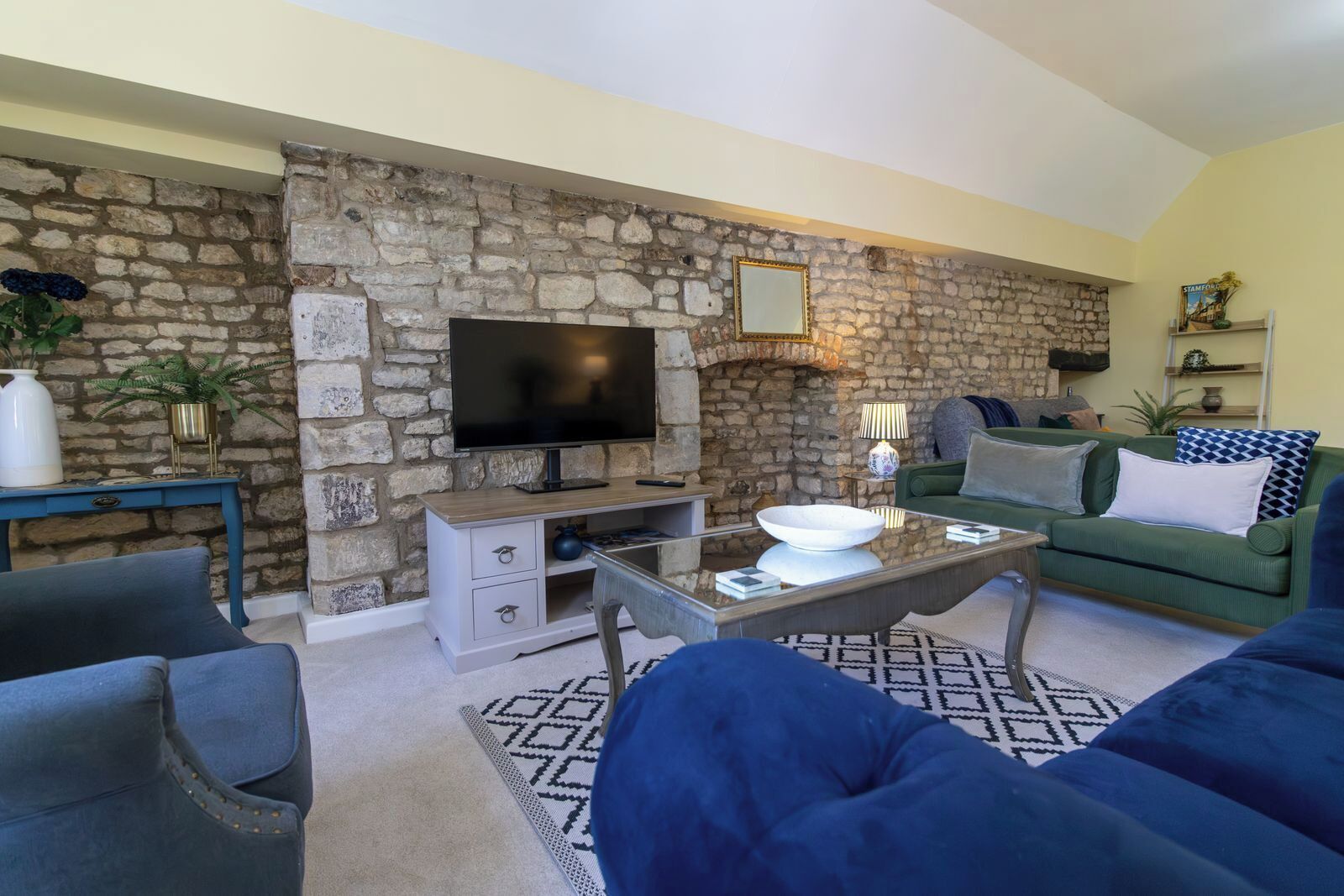 2-bed Place W/ Large Courtyard In Stamford - Burghley House