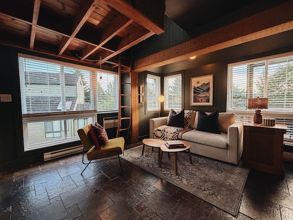 Living area - Petit Lodge | Ski-In/Ski-Out Tremblant (Mont-Tremblant)