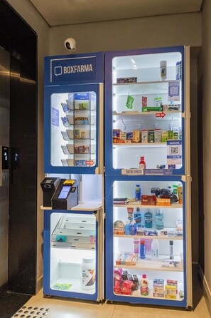 A BOXFARMA vending machine with multiple shelves stocked with various products. - StayHome VN Turiassu | Gym & Pool by Allianz Parque (São Paulo)