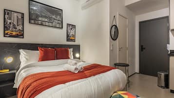 Apartamento romántico, 1 cama doble, cocina, vistas a la ciudad | Espacio para trabajar con un portátil y tabla de planchar con plancha