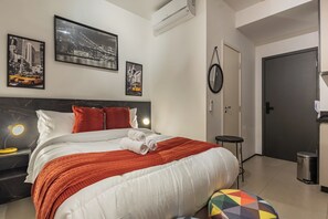Apartamento romántico, 1 cama doble, cocina, vistas a la ciudad | Espacio para trabajar con un portátil y tabla de planchar con plancha