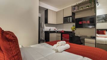 Apartamento romántico, 1 cama doble, cocina, vistas a la ciudad | Espacio para trabajar con un portátil y tabla de planchar con plancha